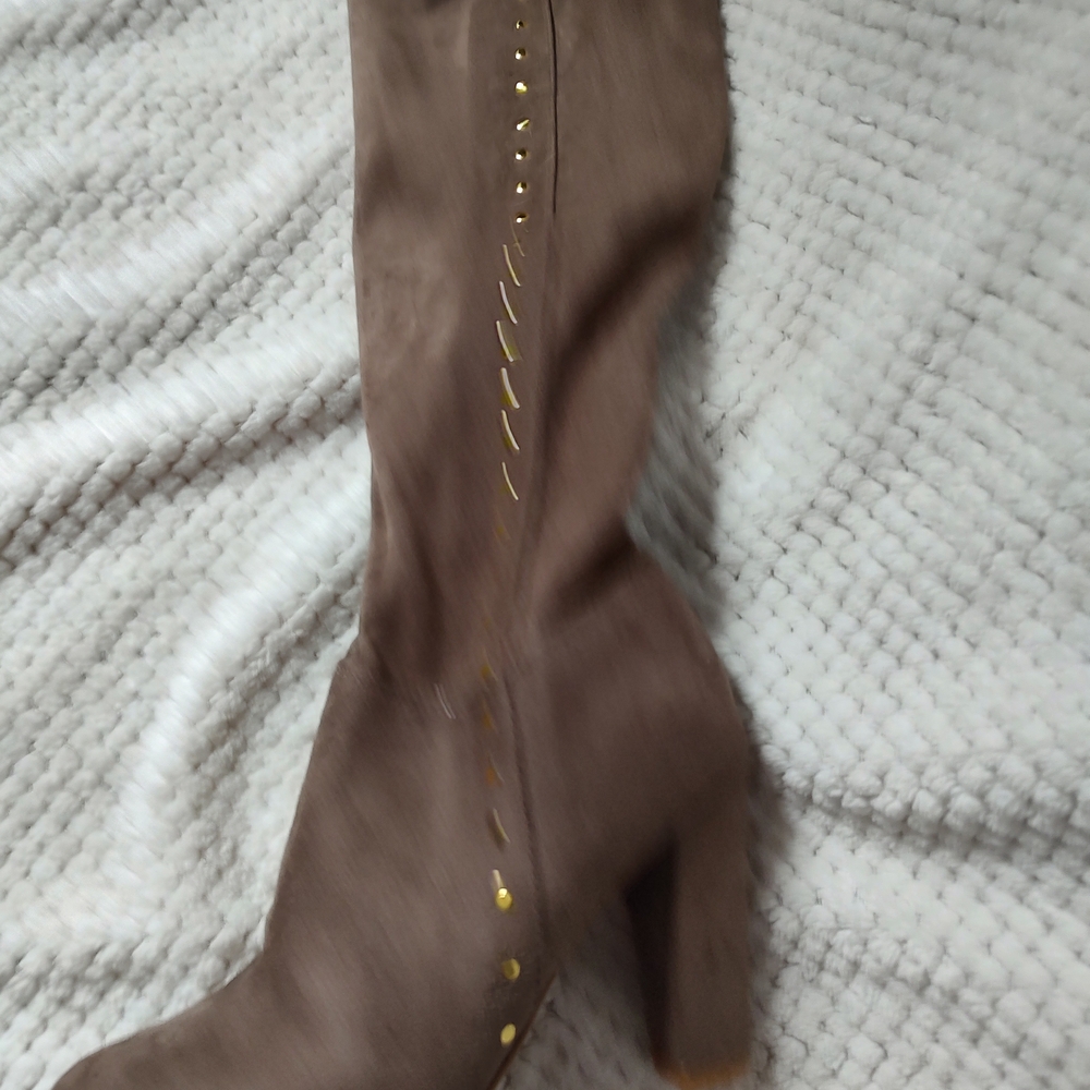 Elegant Brown Heeled Boots with Gold Detailing